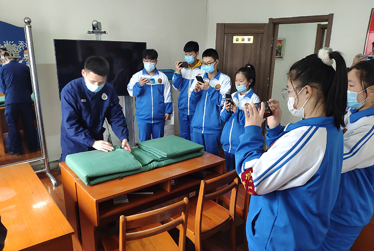 1616374968399995.jpg 跟消防队员学习叠豆腐块被子.jpg