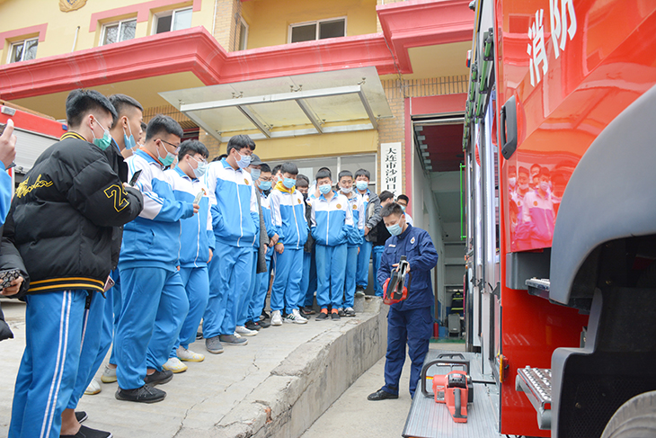 1616375050756120.jpg 学生认真听消防队员讲解消防车.jpg