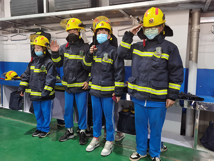 1616375054652025.jpg 学生试穿工作服合影留念.jpg