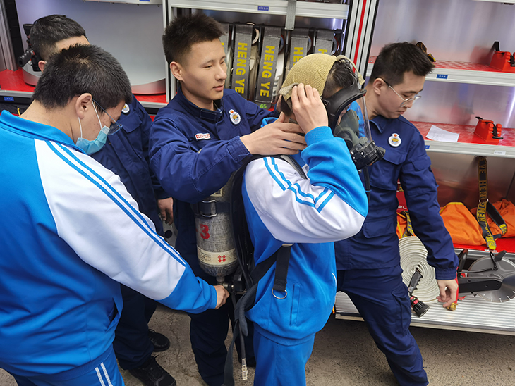 1616375180655974.jpg 学生试戴防毒面具.jpg