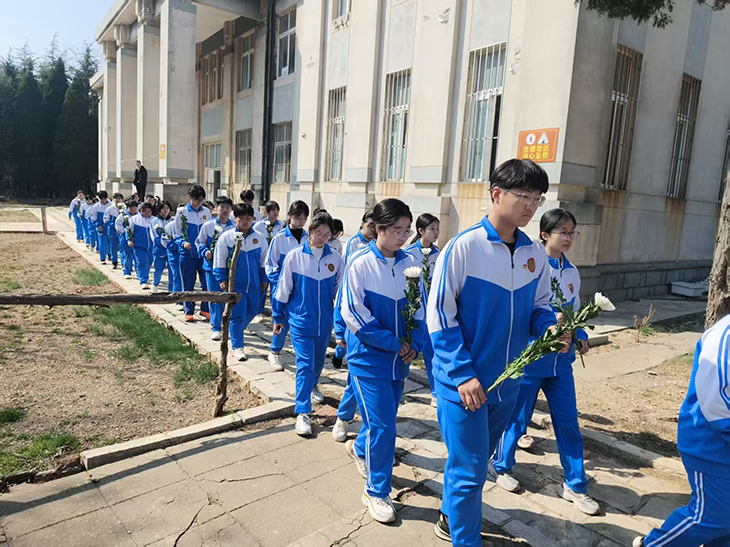 1775173292267586.jpg 3.31清明烈士扫墓 (5).jpg