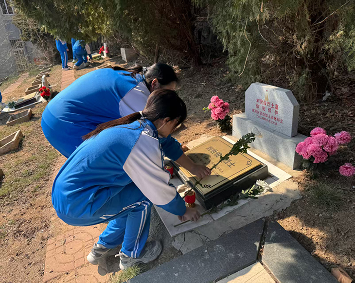 1775173293241785.jpg 3.31清明烈士扫墓.jpg